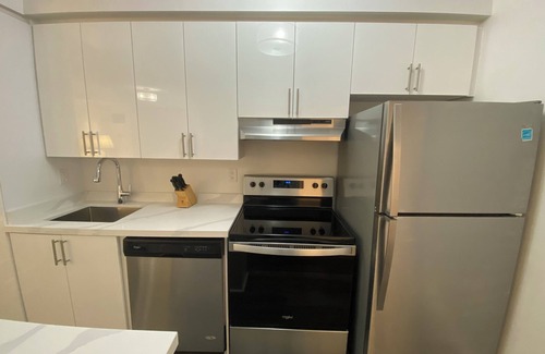 Toronto Entertainment District Condo | Rosemont Residences - furnished Bachelor Suite, Full Kitchen, Washer & Dryer