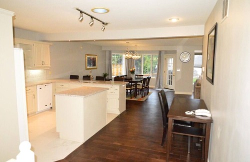 Old Town Historic District House | Sasson House, Short stroll to Queen Street