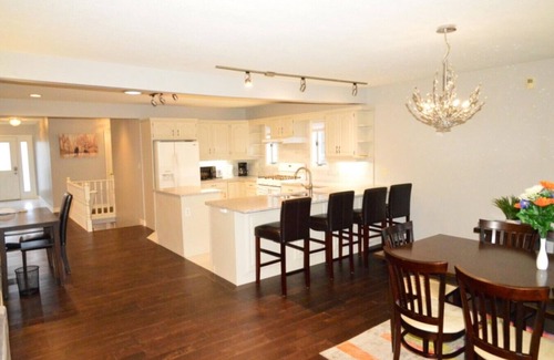 Old Town Historic District House | Sasson House, Short stroll to Queen Street