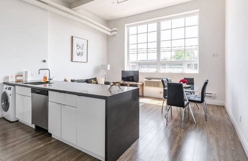 Kirkendall North Apartment | Simply Comfort. UV Disinfected Bright Cozy Loft Gym Parking