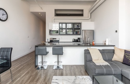 Kirkendall North Apartment | Simply Comfort. UV Disinfected Bright Cozy Loft Gym Parking