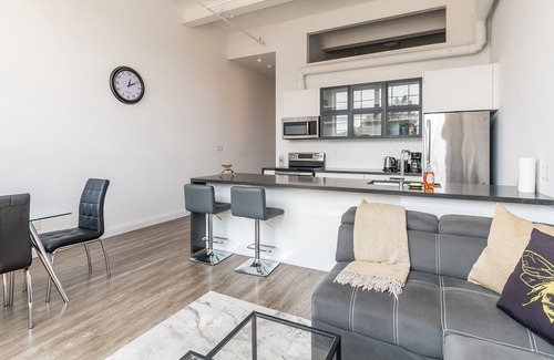 Kirkendall North Apartment | Simply Comfort. UV Disinfected Bright Cozy Loft Gym Parking
