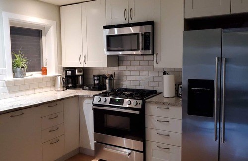 Riverdale Apartment | Spacious 2 bedroom apartment, in the heart of Greektown.