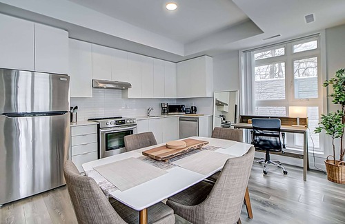 Toronto House | Spacious 3 Bedroom 3 BA near Yorkdale Mall