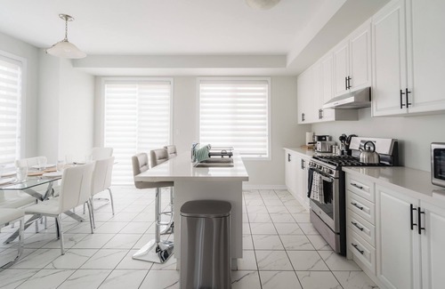 Brampton House | Spacious 3-bedroom 5 bed townhome in Quiet Brampton Location All Amenities Inc.