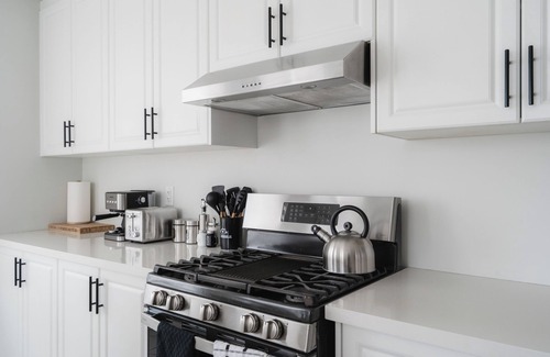 Brampton House | Spacious 3-bedroom 5 bed townhome in Quiet Brampton Location All Amenities Inc.