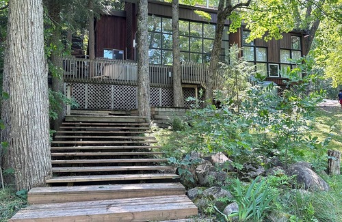 Utterson Cottage | Spacious 5 bedroom waterfront cottage. Billiard, TV, 3 kayaks, fishing, swimming