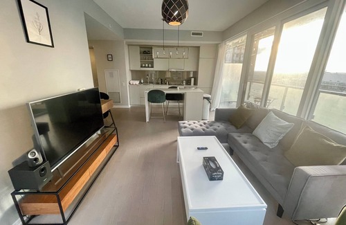 Downtown Toronto Condo | Spacious apartment in the heart of Toronto! Close to historic & touristic sites.