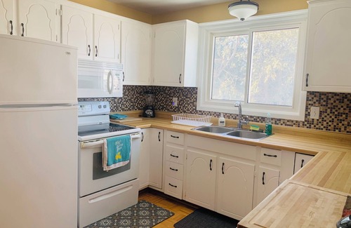 Bayridge West House | Spacious Bungalow- 4 bedrooms- 3 Full Bath + Den, 9 beds