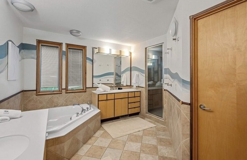 New Brighton House | Spacious Luxury Retreat Lakehouse