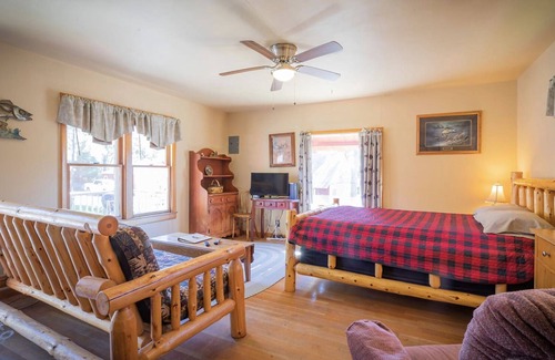 Walker Cabin | Steamboat Bay Resort cabin 6 - couples getaway