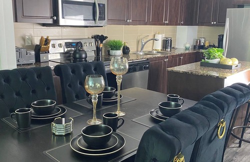 Fort York Condo | Stylish 3-bed Toronto Waterfront Suite. 15 minutes from Union Station