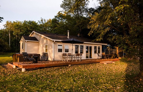 Wyoming Cabin | Sunset Bay - Experience Stunning Sunsets on Coon Lake - Charming 2 Bedroom House
