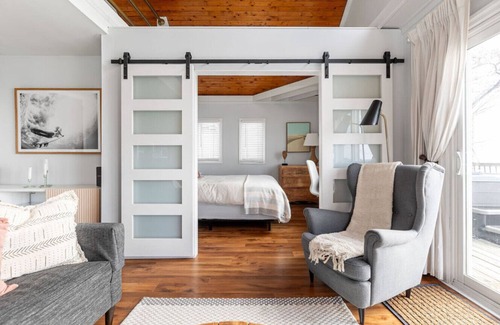Selkirk Apartment | Sunset Escape | Hot Tub, Pet-Friendly & Firepit