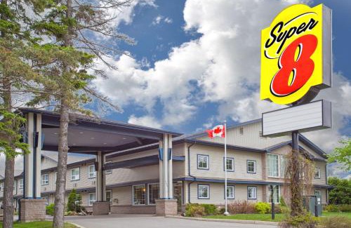 Algoma District Hotel | Super 8 by Wyndham Sault Ste Marie On