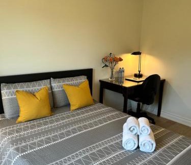Emery House | Super Cosy Peaceful room with Garden view free Parking