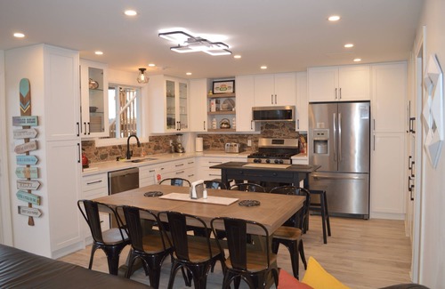 Springwater Cottage | Swim, Soak & Golf Retreat on Orr Lake
