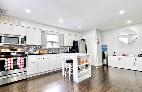 Brampton West House | THE CENTRAL OASIS | Beautifully Designed Private 3 Bedroom