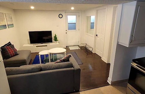 Thornhill House | Walk-out Basement Apt. 1 bedroom+den. Free parking