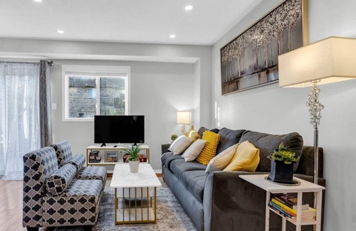 Pickering House | Your Warm Abode at Prime Highbush Area w/ Backyard