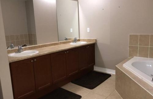 Malton House | ZK7 Room Near Airport