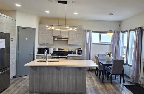 Lethbridge House | $0 Cleaning Fee | Huge 4BR Westside Oasis | Close to UofL & YMCA | Room for 9