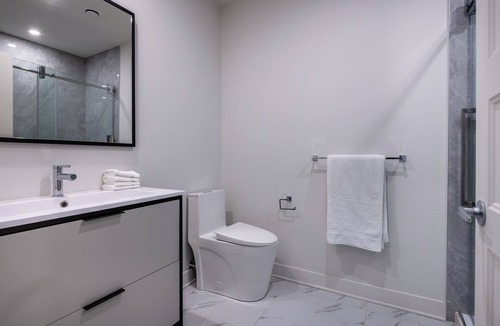 Byward Market - Parliament Hill Condo | 1-bedroom fully-furnished short term rental | The Met Furnished Suites