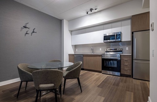 Byward Market - Parliament Hill Condo | 1-bedroom fully-furnished short term rental | The Met Furnished Suites