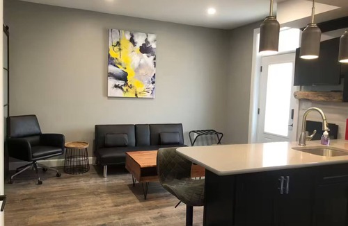 Inner Harbour Apartment | 1 bedroom modern suite, close to downtown.