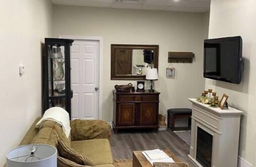 Tillsonburg Bed & Breakfast | 1 Bedroom with loft on a quiet gated farm property