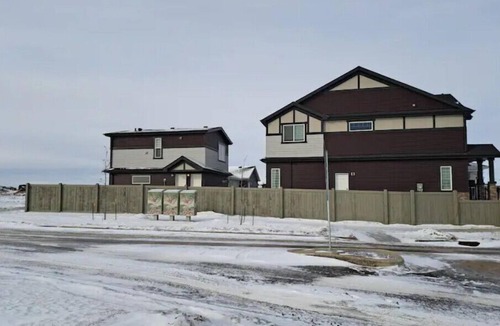 Northeast Edmonton House | 1 King & 1 Queen 2 BRMS 2.5 BATHS & Garage Parking