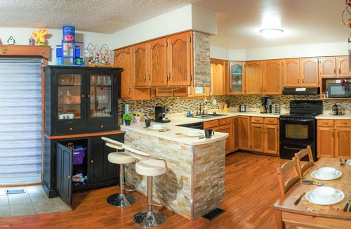 Hastings Highlands House | 1 minute to trails for ATVs and Snowmobiles, Cozy 3 bedroom bungalow on 1.2 acre