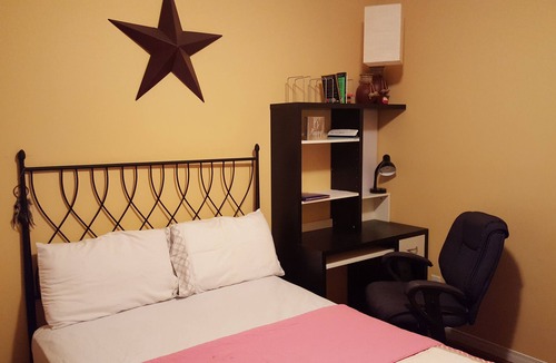 Waterloo House | 1 room fo Female Only Prefered Student, or professional studying/working