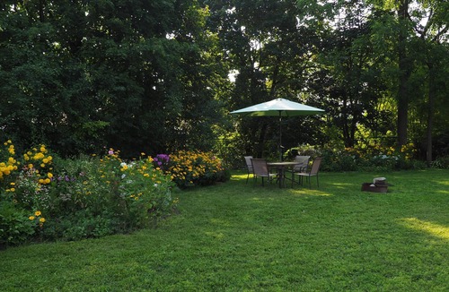 Barrie Apartment | 10% Flash Sale! Bright & Airy Apartment: Lovely Backyard & Off Street Parking!