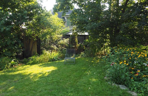 Barrie Apartment | 10% Flash Sale! Bright & Airy Apartment: Lovely Backyard & Off Street Parking!