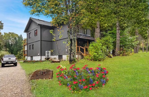 Whitney House | 10 Mins to Algonquin, Hot tub, Games