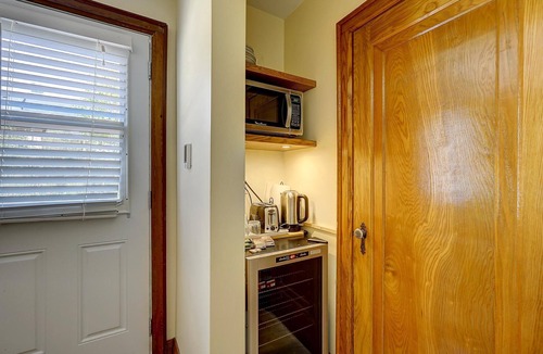 Barrie Apartment | 10% Off Flash Sale! Luxury Garden Suite: Soaker Tub, Backyard & Off St Parking!