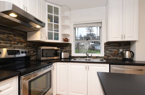 Victoria Apartment | #104 Parkcrest Dr - 3 Bedroom Upper Suite in House