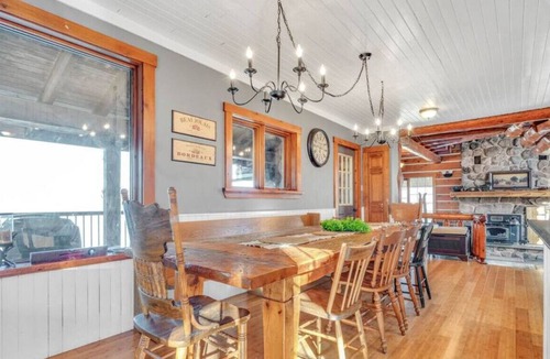 Arden House | 1315 Knight · Pinot Peak: Waterfront Log Cabin in Arden