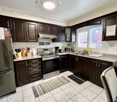 Mississauga House | 139 m² House ∙ 1 bedroom ∙ 2 guests