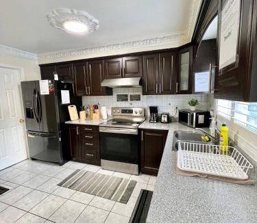 Mississauga House | 139 m² House ∙ 1 bedroom ∙ 2 guests