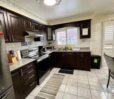 Mississauga House | 139 m² House ∙ 1 bedroom ∙ 2 guests