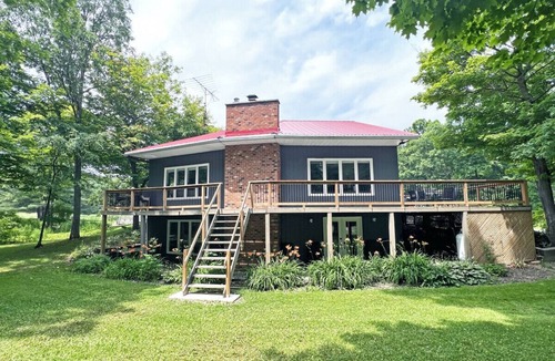 Cayuga Cottage | 147 Concession 1 Rd · Forest Hideaway | Autumn Colors & Fireside Nights