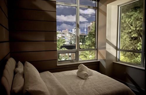 Upper Jarvis Apartment | 1560 sqft Elegant Condo at Downtown Hi-End Shopping & Dining Area - CN Tower View, Bidet, LockBox
