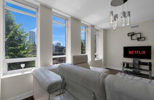 Upper Jarvis Apartment | 1560 sqft Elegant Condo at Downtown Hi-End Shopping & Dining Area - CN Tower View, Bidet, LockBox