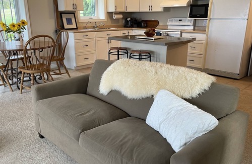 Meaford Apartment | 16 acre pet friendly one bedroom apartment on hobby horse farm.