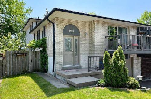 Clarkson-Lorne Park House | 167 m² House ∙ 3 bedrooms ∙ 7 guests