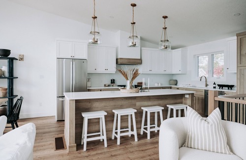 Port Stanley Cottage | 180 degree lake view, luxury Port Stanley escape overlooking the beach!