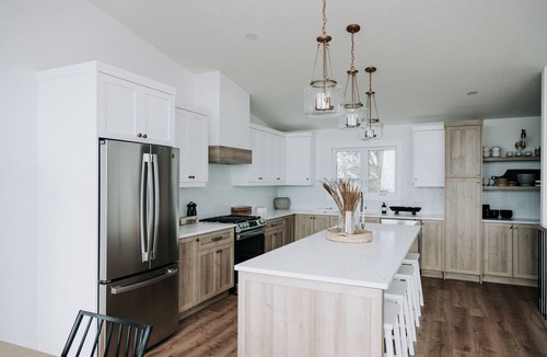 Port Stanley Cottage | 180 degree lake view, luxury Port Stanley escape overlooking the beach!