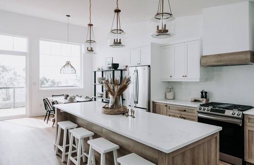 Port Stanley Cottage | 180 degree lake view, luxury Port Stanley escape overlooking the beach!